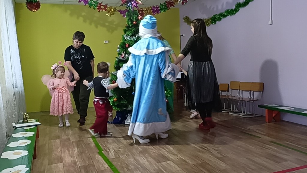 Новогодний утренник в младшей группе "Как лиса украла огоньки с елки" 3