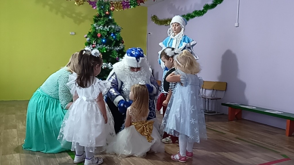 Новогодний утренник в младшей группе "Как лиса украла огоньки с елки" 8