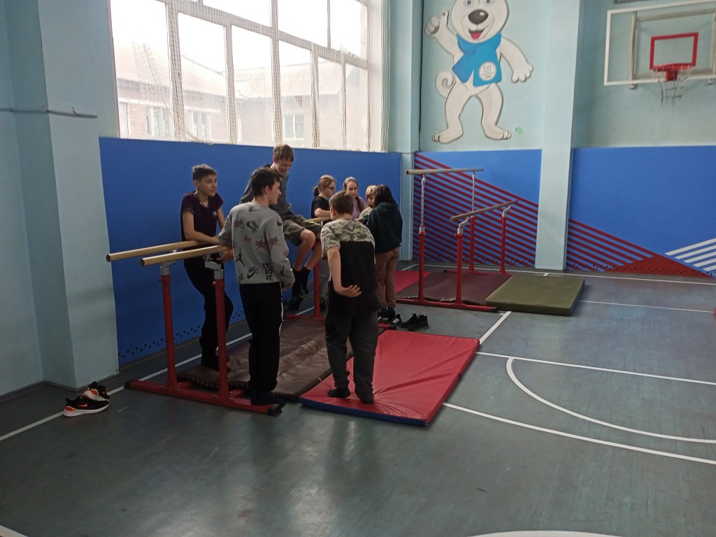 Школьные соревнование по гимнастике среди 1-11 классов. 24
